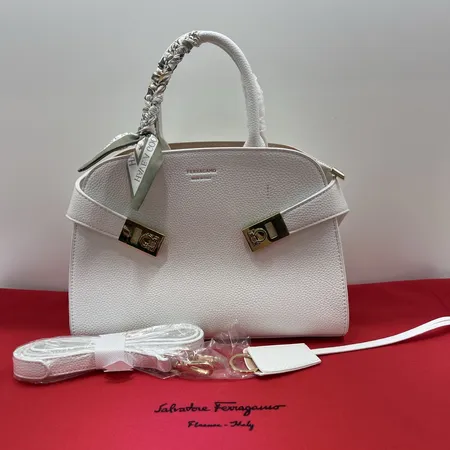 フェラガモ ハンドバッグ
