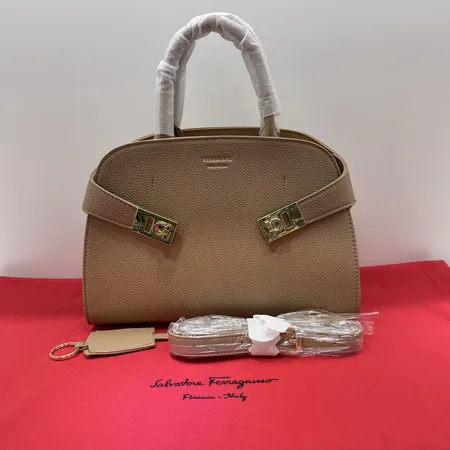 フェラガモ ハンドバッグ