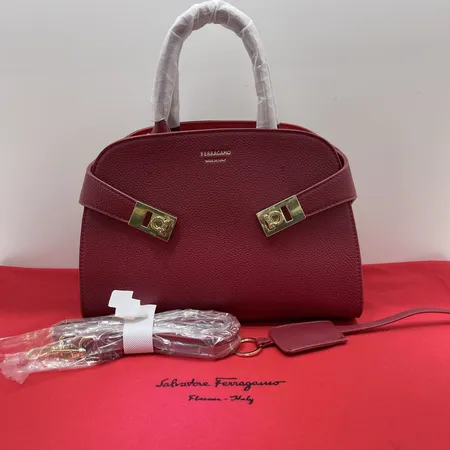 フェラガモ ハンドバッグ
