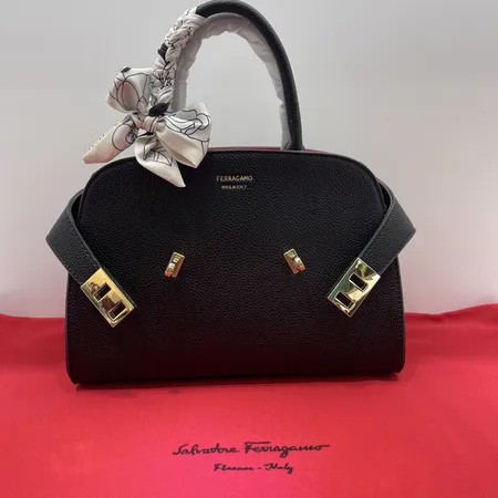 フェラガモ ハンドバッグ