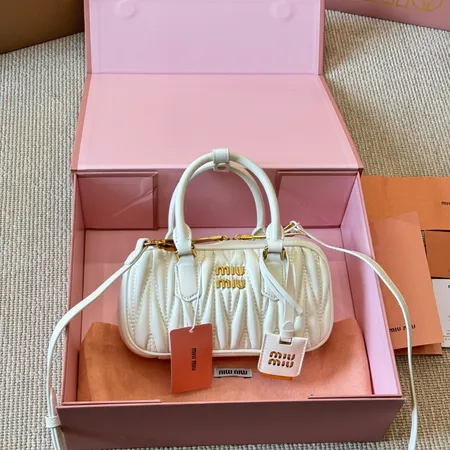 ミュウミュウ ハンドバッグ