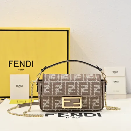 フェンディ ショルダーバッグ