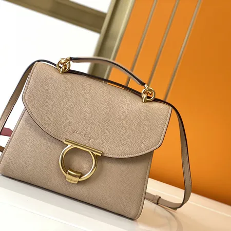 フェラガモ ハンドバッグ