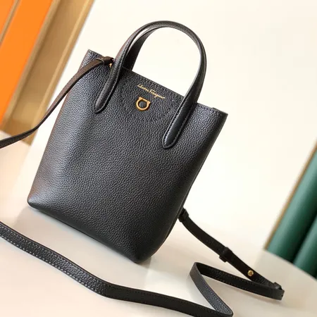 フェラガモ ハンドバッグ