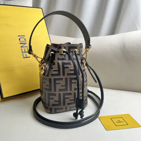 フェンディ ショルダーバッグ