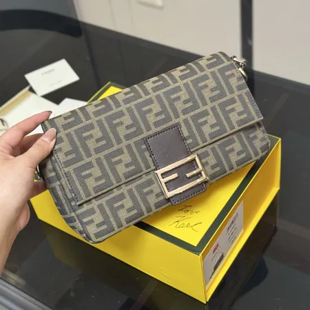 フェンディ ショルダーバッグ