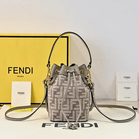 フェンディ ショルダーバッグ