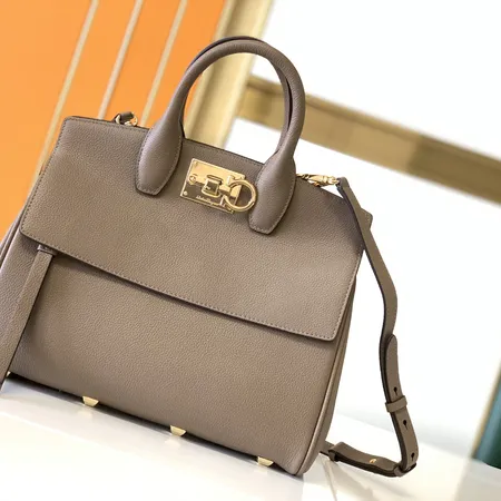 フェラガモ ハンドバッグ