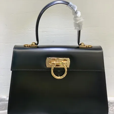 フェラガモ ハンドバッグ