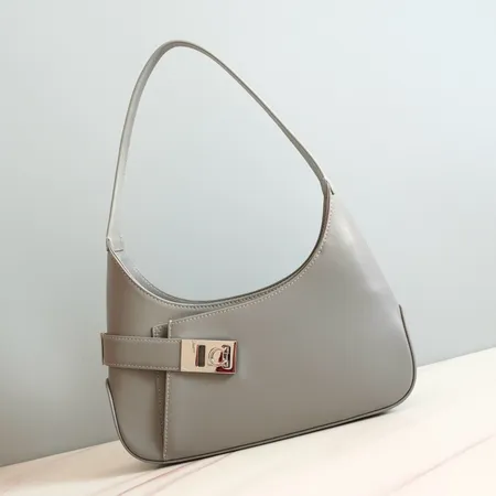 フェラガモ ハンドバッグ