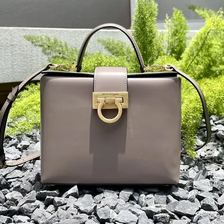 フェラガモ ハンドバッグ