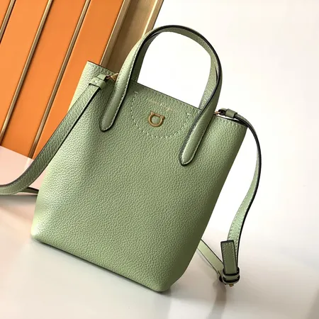 フェラガモ ハンドバッグ