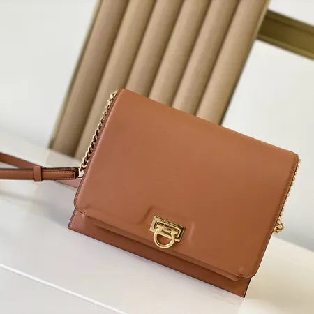 フェラガモ ハンドバッグ