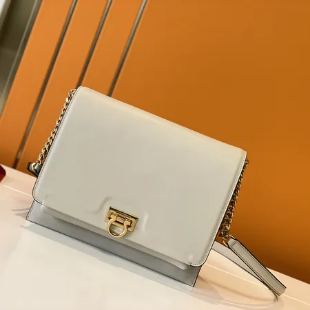 フェラガモ ハンドバッグ