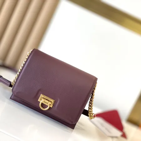 フェラガモ ハンドバッグ