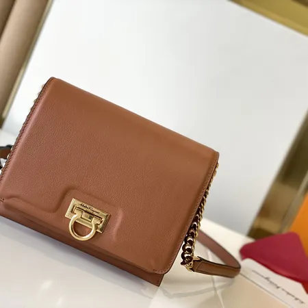 フェラガモ ハンドバッグ