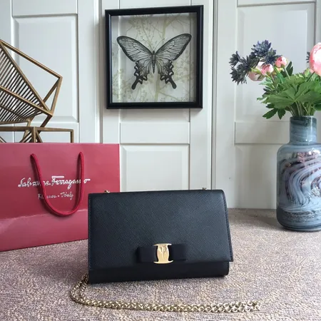 フェラガモ ハンドバッグ