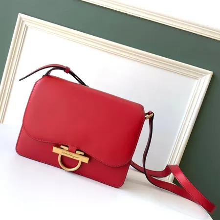 フェラガモ ハンドバッグ