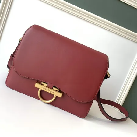 フェラガモ ハンドバッグ