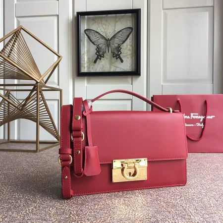 フェラガモ ハンドバッグ