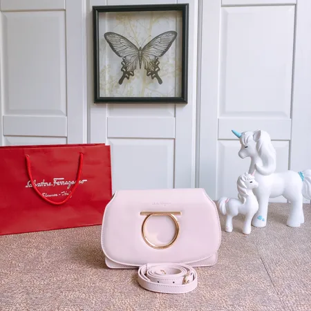 フェラガモ ハンドバッグ