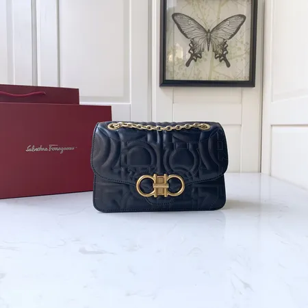 フェラガモ ハンドバッグ