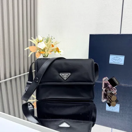 プラダ ショルダーバッグ