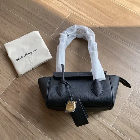 フェラガモ ハンドバッグ