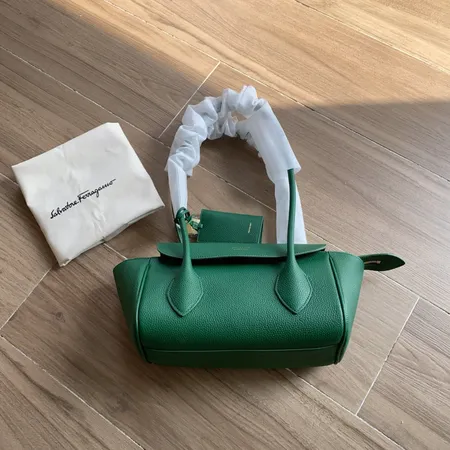 フェラガモ ハンドバッグ