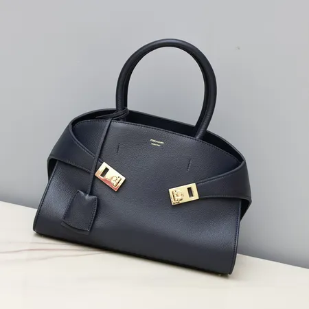 フェラガモ ハンドバッグ