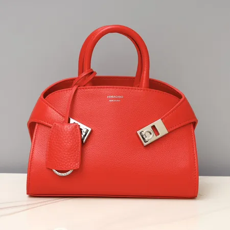 フェラガモ ハンドバッグ