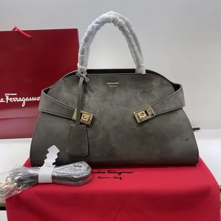 フェラガモ ハンドバッグ