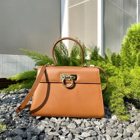 フェラガモ ハンドバッグ