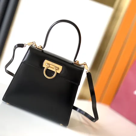 フェラガモ ハンドバッグ