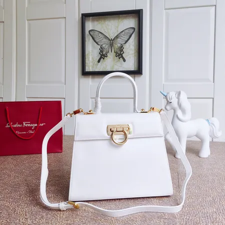 フェラガモ ハンドバッグ