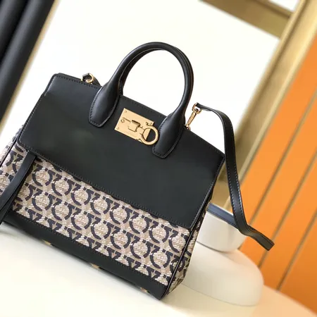 フェラガモ ハンドバッグ