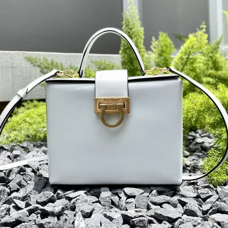 フェラガモ ハンドバッグ