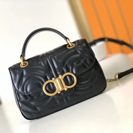 フェラガモ ハンドバッグ