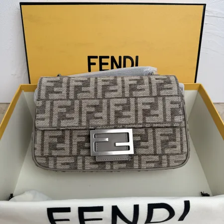 フェンディ ショルダーバッグ