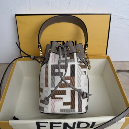 フェンディ ショルダーバッグ