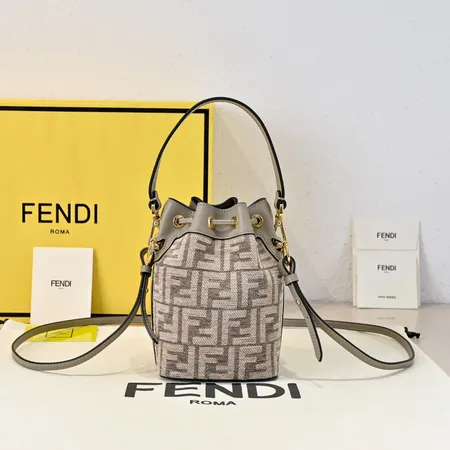 フェンディ ショルダーバッグ