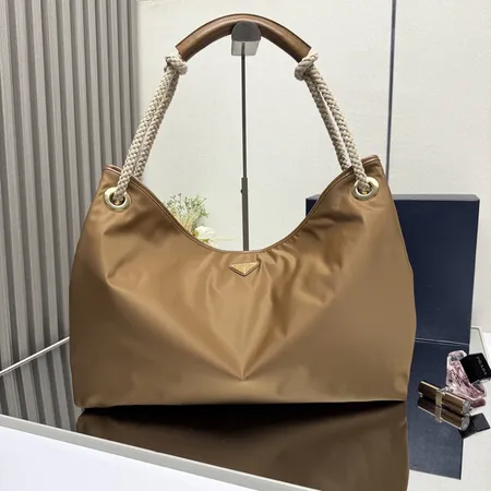 プラダ ハンドバッグ