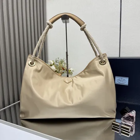 プラダ ハンドバッグ