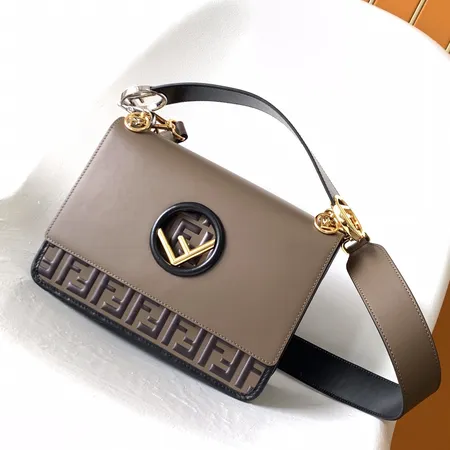フェンディ ハンドバッグ
