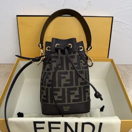 フェンディ ショルダーバッグ