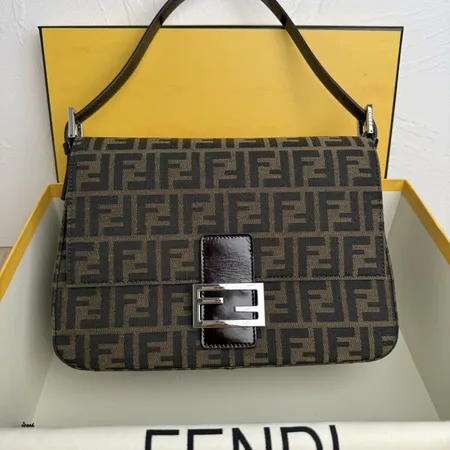 フェンディ ショルダーバッグ