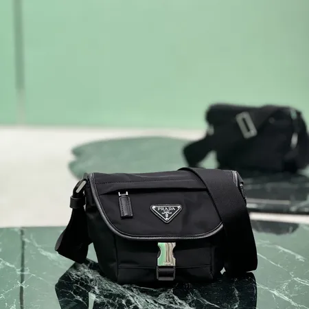 プラダ ショルダーバッグ