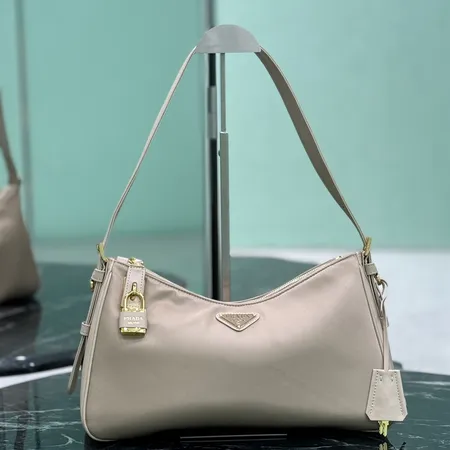プラダ ショルダーバッグ