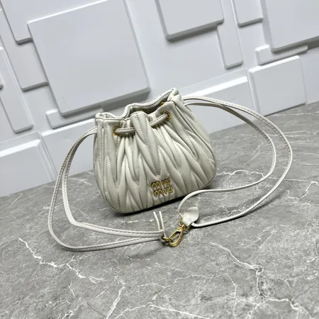 フェラガモ ショルダーバッグ