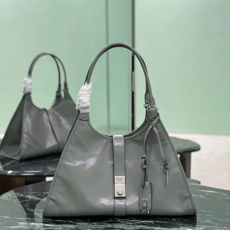 プラダ ショルダーバッグ